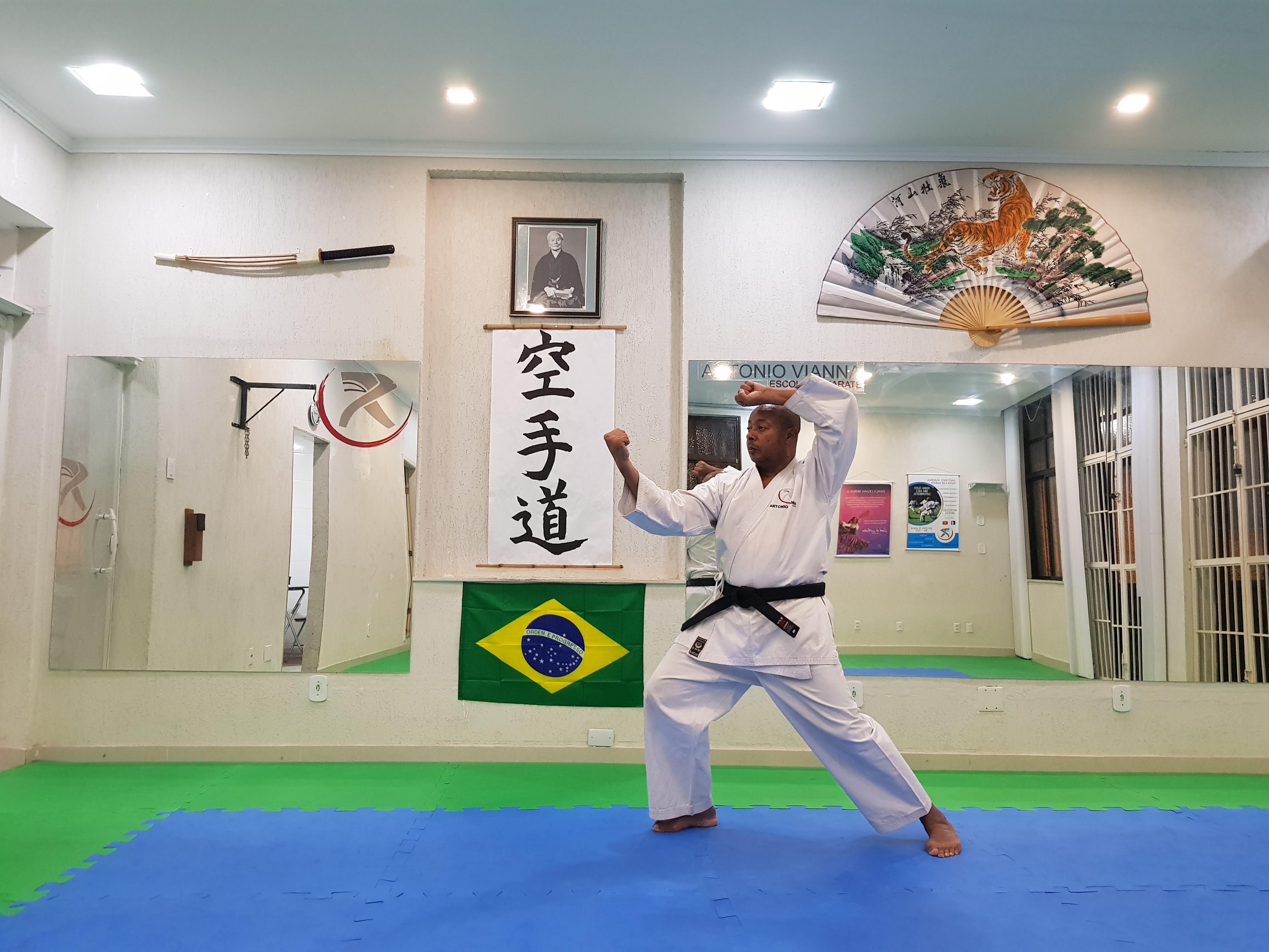 Sensei Antônio Vianna no DOJO - jodan age uke e ura zuki em zenkutsu dashi Sensei Antônio Vianna no DOJO - jodan age uke e ura zuki em zenkutsu dashi